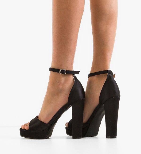 Carolie Сандали на ток Clara Черни