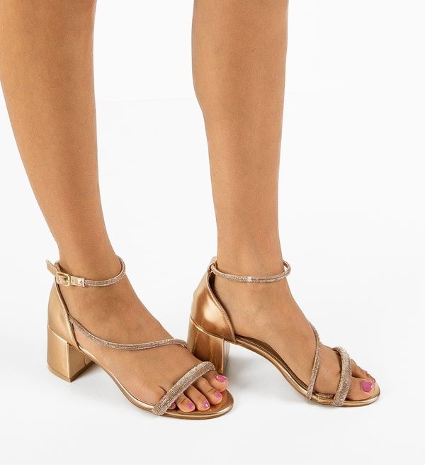 Ali Сандали на ток Clara Златни