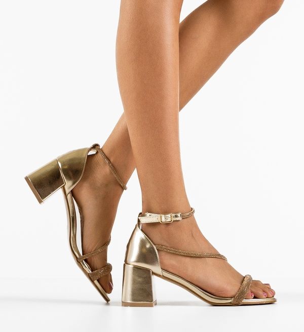 Ali Сандали на ток Clara Златни