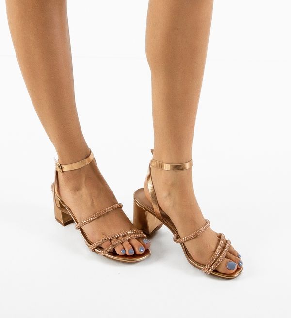 Lulux Сандали на ток Desmie Златни