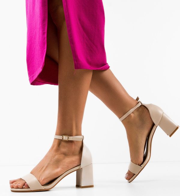 Ali Сандали на ток Ffion Бежов