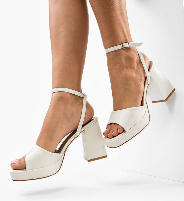 Ali Сандали на ток Flaviana Бели