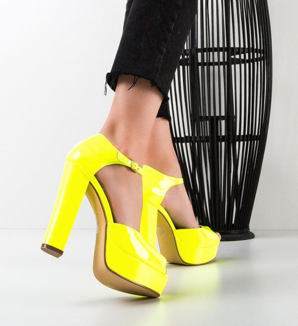 Ali Сандали на ток Holden Жълти