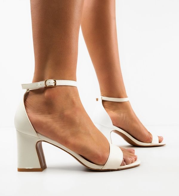 Ali Сандали на ток Imma Бели