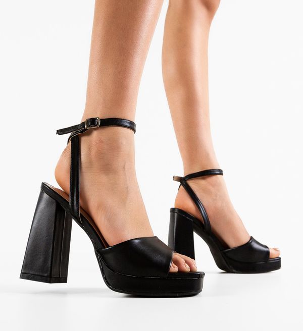 Ali Сандали на ток Johnna Черни