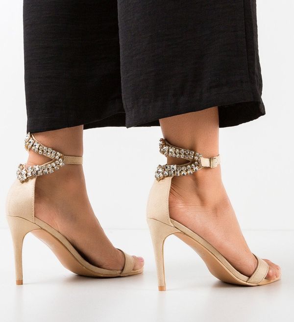 Ali Сандали на ток Johnson Бежов