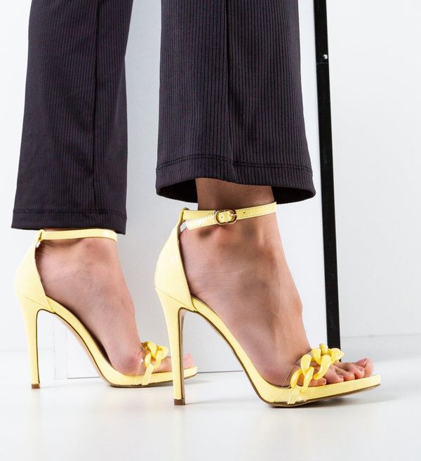 Botinelli Сандали на ток Juyla Жълти