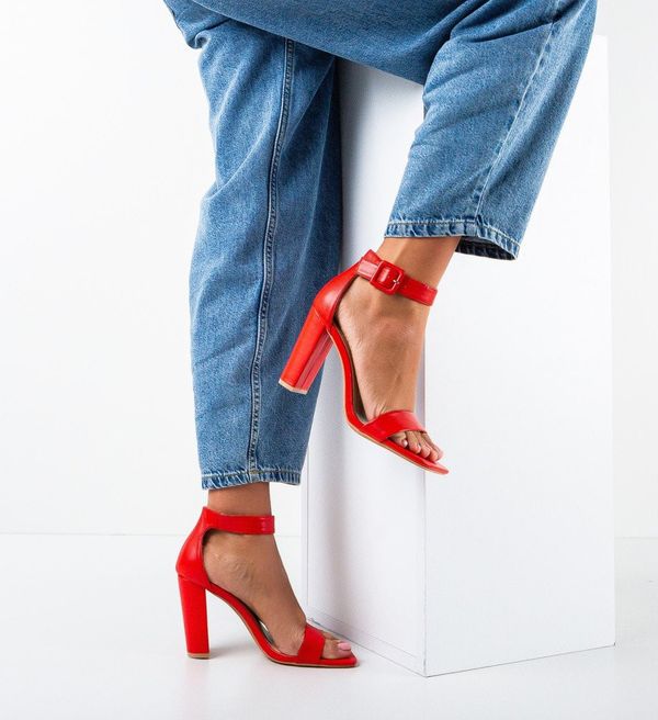 Botinelli Сандали на ток Lareta Червени
