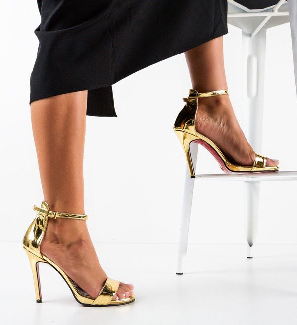 Udobni Сандали на ток Leter Златни