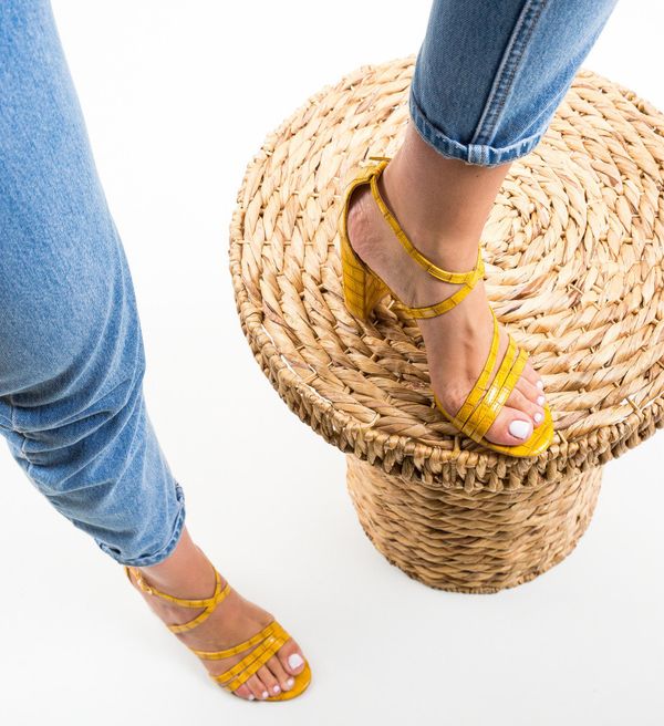 Ali Сандали на ток Lylah Жълти