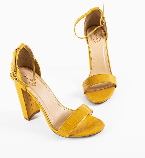 Cristina Сандали на ток Marita Жълти