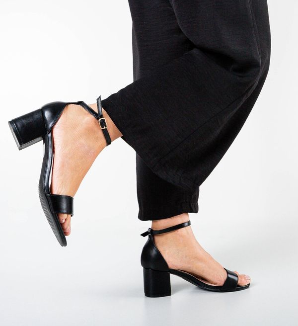 Botinelli Сандали на ток Okama Черни