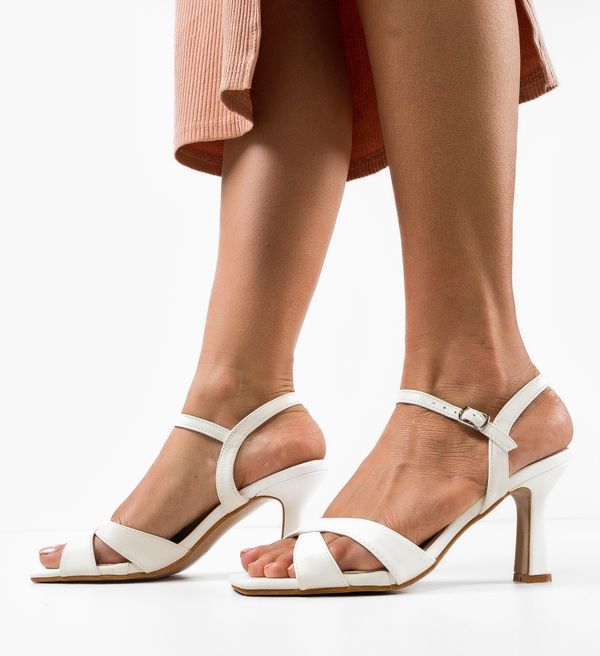 Ali Сандали на ток Pendo Бели