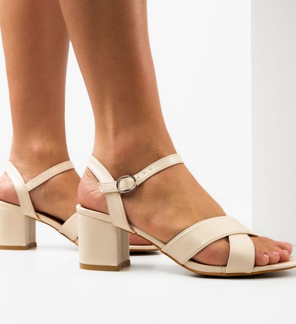 Ali Сандали на ток Phirun Бежов