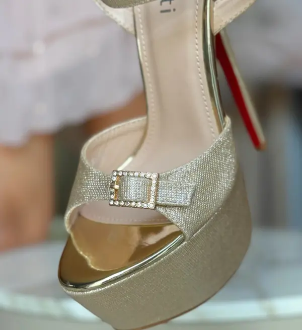 Wow Shoes Сандали на ток Rerko Златни