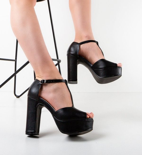 Ali Сандали на ток Rivers Черни