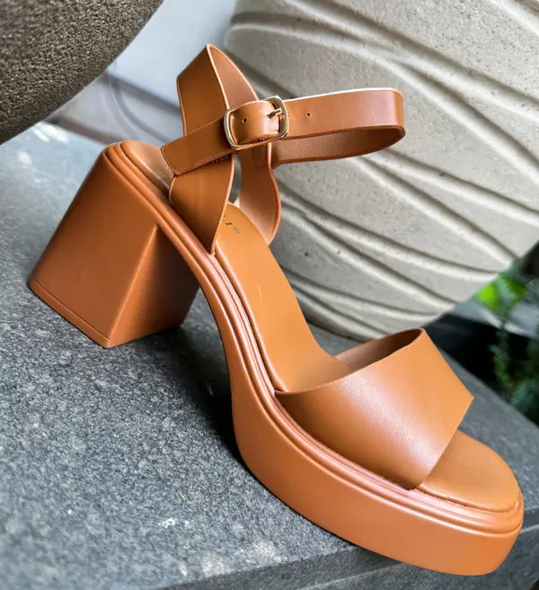 Botinelli Сандали на ток Thomas Камел