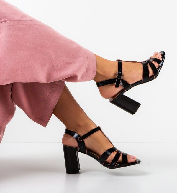 Angel Blue Сандали на ток Travis Черни