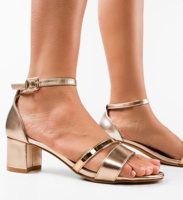 Mei Сандали на ток Urszula Златни