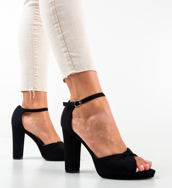 Ali Сандали на ток Yorik Черни