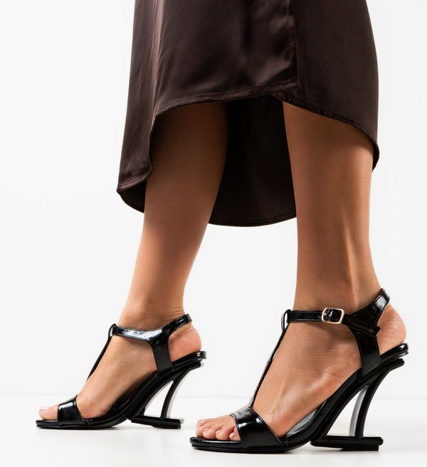 Botinelli Сандали на ток Zoya Черни