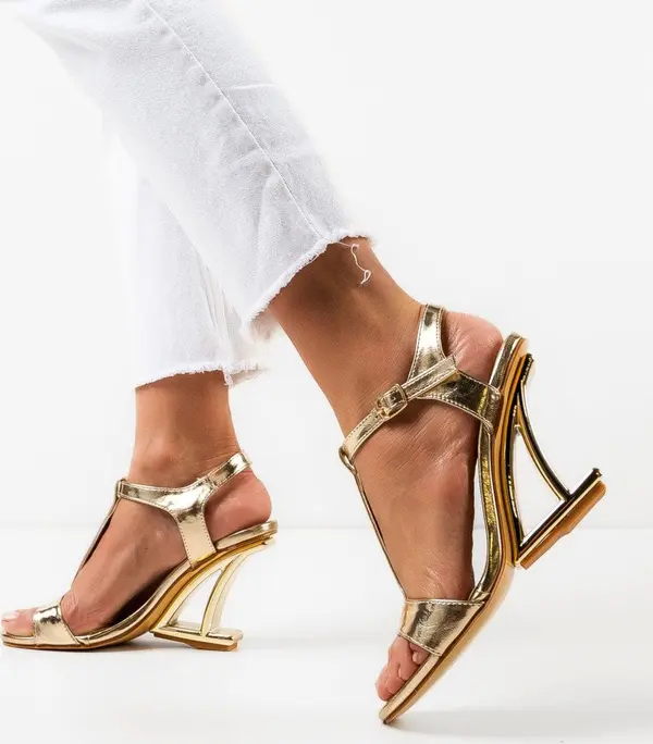 Botinelli Сандали на ток Zoya Златни