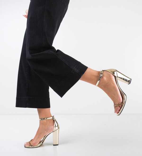 Wow Shoes Сандали на ток Zukaia Златни