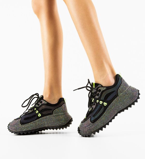 Carolie Спортни Davaa Черни