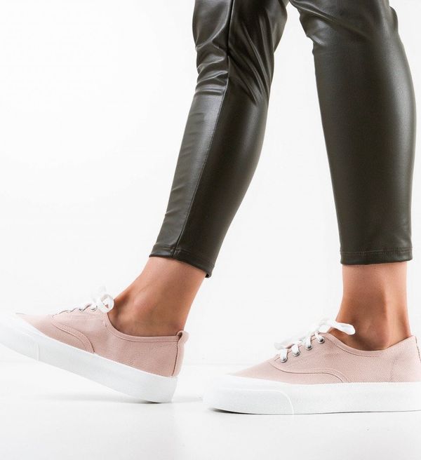 Maria Спортни Karmen Розов