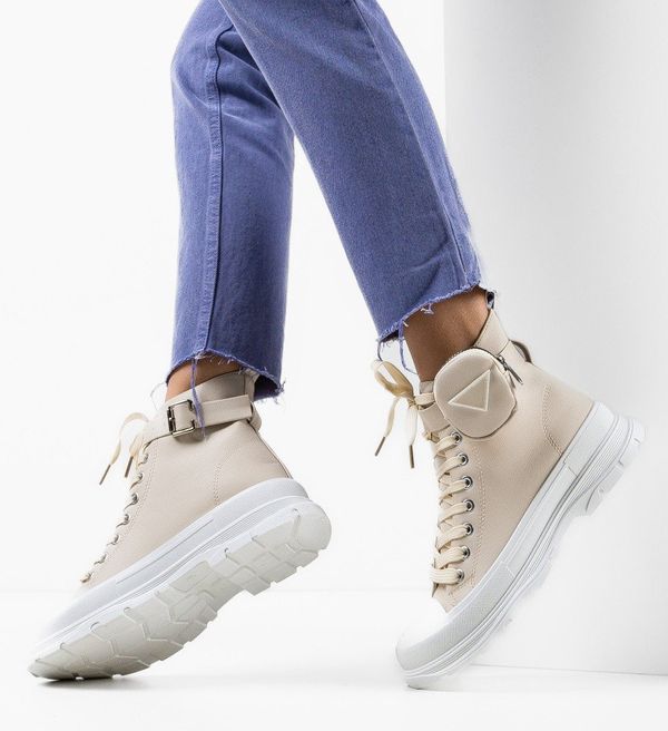 Ali Спортни Lara Бежов