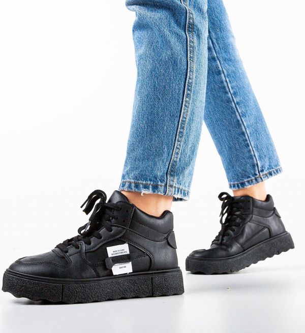 Maria Спортни обувки Mistece Черни