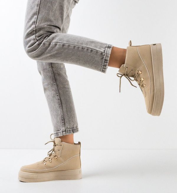 Ali Спортни Tara Бежов