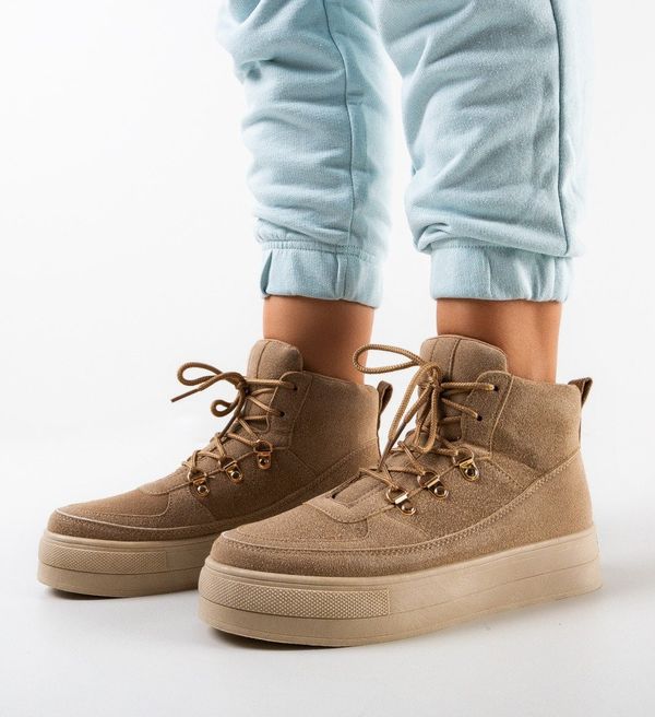 Ali Спортни Tara Каки